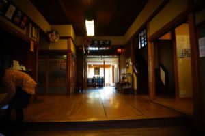 伊東温泉・東海館の飴色に輝く木造廊下と館内の意匠