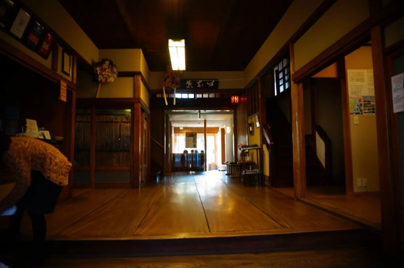 伊東温泉・東海館の飴色に輝く木造廊下と館内の意匠